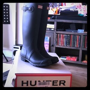 Brand new never worn Hunter boots. Black. Size 7B